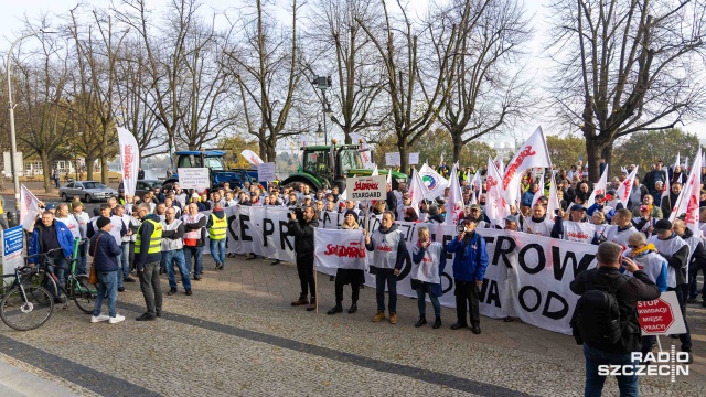 Kilkuset związkowców z Solidarności Pomorza Zachodniego manifestowało przed gmachem Zachodniopomorskiego Urzędu Wojewódzkiego w Szczecinie w obronie miejsc pracy.