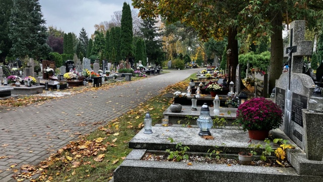 Ostatnie chwile przed dniem Wszystkich Świętych to ogrom odwiedzających cmentarze. Nie brakuje na nich rodzin sprzątających pomniki bliskich i dekorujących je kwiatami i zniczami. Sprawdziliśmy, jak przygotowania wyglądają w Świnoujściu.