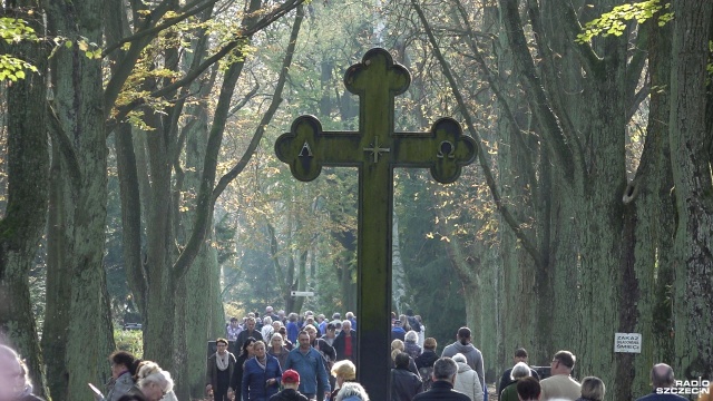 Tłoczno na Cmentarzu Centralnym. Szczecinianie odwiedzają groby swoich bliskich, by posprzątać je przed nadchodzącym dniem Wszystkich Świętych.