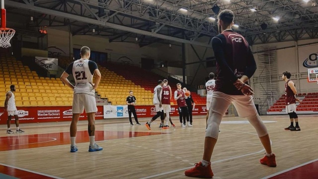 Wynikiem 65:77 (4:26, 20:17, 19:23, 22:11) zakończył się mecz, w którym koszykarze Spójni Stargard podejmowali drużynę CMS Oradea z Rumunii.