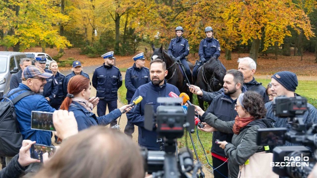 Więcej patroli na ziemi i w powietrzu - zachodniopomorscy policjanci zapewniają, że są gotowi na dzień Wszystkich Świętych.