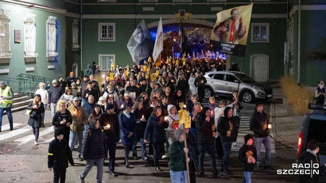 Około pół tysiąca uczestników przeszło wieczorem ulicami Szczecina w procesji ze świętymi.