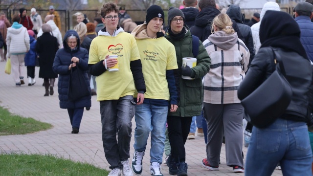 Na wielu cmentarzach w regionie trwają dziś charytatywne zbiórki. Podobnie jest w także w Kołobrzegu, gdzie prowadzona jest kwesta na rzecz miejskiego hospicjum.