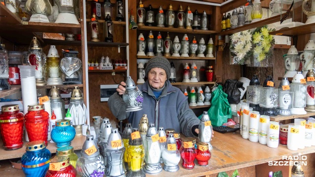 Sprzedaż podczas Wszystkich Świętych była przyzwoita - oceniają kupcy sprzed Cmentarza Centralnego w Szczecinie. Pomimo konkurencji ze strony marketów nie narzekali na obroty.