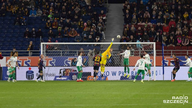 Pogoń Szczecin przegrała z Radomiakiem 0:1 (0:1) w meczu 15. kolejki piłkarskiej Ekstraklasy. Gola strzelił w 37. minucie Paulo Henrique. To pierwsza w tym sezonie porażka Portowców u siebie.