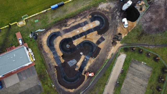 Szczecińscy miłośnicy rowerowych akrobacji będą mieli nowy tor. Pumptrack powstaje na osiedlu Kasztanowym.