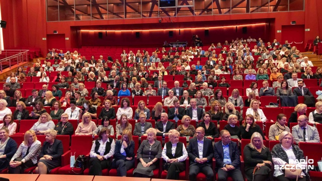 Z okazji obchodów Dnia Pracownika Socjalnego prawie 300 pracowników zachodniopomorskich Ośrodków Pomocy Społecznej spotkało się w szczecińskim Teatrze Polskim.