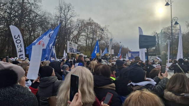 RSnW: pielęgniarki i położne przed Kancelarią Premiera RP [WIDEO]