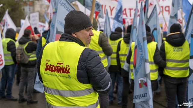 Pracownicy Grupy Azoty Police protestowali w Szczecinie przeciwko importowi tanich nawozów z Rosji i Białorusi.