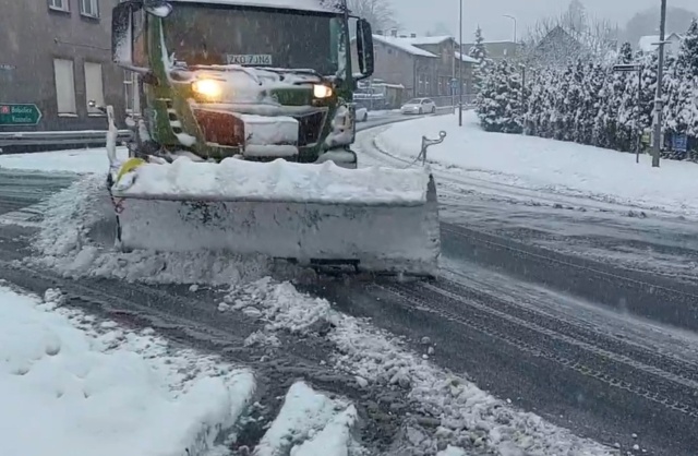 Mrozy i opady śniegu na wschodzie województwa spowodowały ciężkie warunki na drogach. Drogowcy pracują nad poprawieniem warunków jazdy na S6, DK6 i S11. To w rejonie Koszalina, Kołobrzegu i Bobolic.