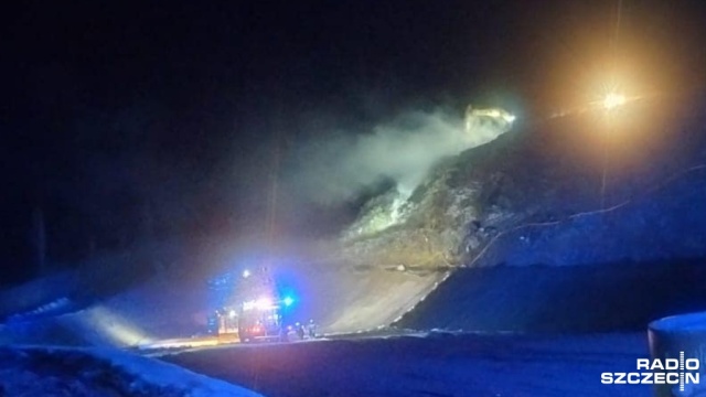 Siedem zastępów Państwowej oraz Ochotniczej straży Pożarnej gasi pożar składowiska odpadów komunalnych w Lubiechowie Górnym w powiecie gryfińskim.