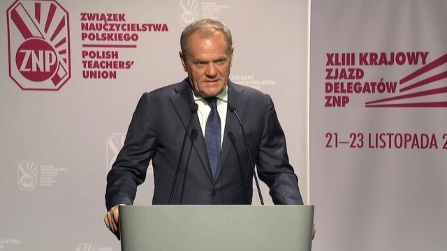 Premier Donald Tusk powiedział, że zawód nauczyciela nie może być opłacany niżej niż wynosi przeciętna płaca.