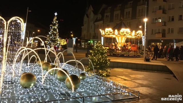 Najpierw iluminacja, później choinka, a wszystko rozbłyśnie 6 grudnia. Na świnoujskich ulicach pojawiły się pierwsze świąteczne ozdoby.