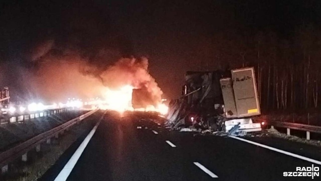 Dwie ciężarówki zderzyły się na S3 na wysokości Rurki. Jedno z aut stanęło w płomieniach.