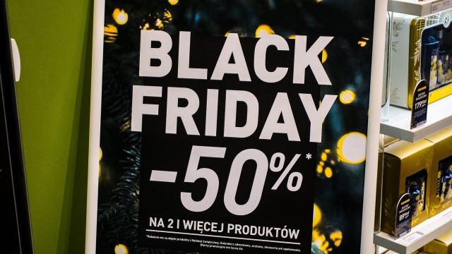 Ubrania, drobna elektronika, a także akcesoria domowe. To właśnie te produkty Polacy kupują najczęściej podczas święta promocji - Black Friday.