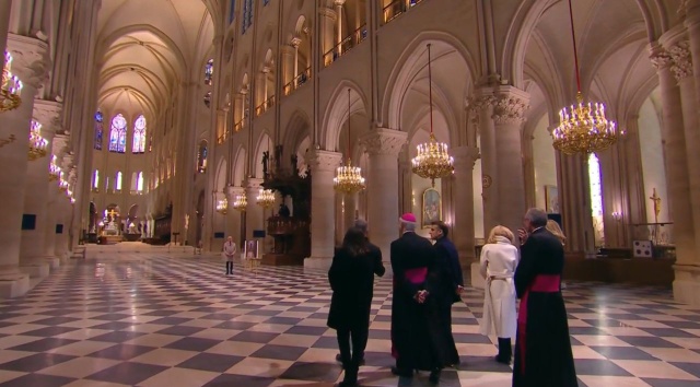 Francuska telewizja po raz pierwszy pokazała, jak wyglądają wnętrza katedry Notre-Dame w Paryżu - odbudowanej po wielkim pożarze z 2019 roku.