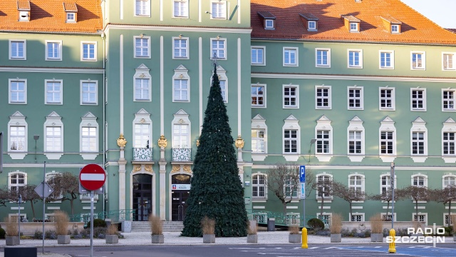 Jest wysoka na dwa piętra i w sobotę stanęła przed głównym wejściem do Urzędu Miasta Szczecin. Chodzi o świąteczną bożonarodzeniową choinkę.