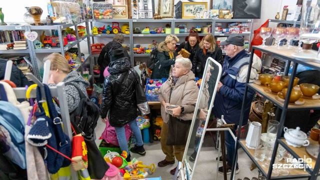 Święta z odzysku - to w szczecińskiej galerii Szpargałek. To miejsce, w którym możemy kupić przedmioty z drugiej ręki. Pieniądze są przekazywane na cele charytatywne.