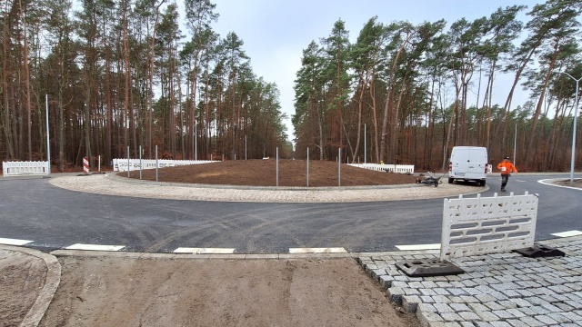 Jest duża szansa, że prace przy przebudowie skrzyżowania drogi wojewódzkiej 115 z powiatową w kierunku Bartoszewa, zakończą się jeszcze w tym roku.