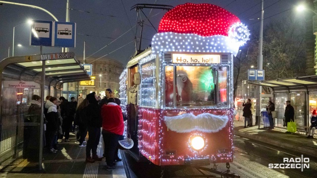 Zabytkowy czerwony wagon, świąteczne światełka, a za sterami prawdziwy Mikołaj - Świąteczny tramwaj przejechał ulicami Szczecina.