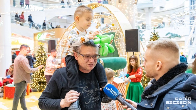 Tyle samo, dużo, mniej niż rok temu - tyle pieniędzy wydadzą mieszkańcy Szczecina na tegoroczne świąteczne prezenty.