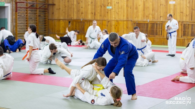 W hali sportowej przy Torze Kolarskim w Szczecinie miało miejsce niezwykłe wydarzenie zorganizowane przez lokalne kluby (Aikido Cuore oraz Szczeciński Klub Sportowy Husaria, Hakko Denshin Ryu Ju Jutsu Poland, Koch Jiu Jitsu Team, Aikido Klub Taiso).