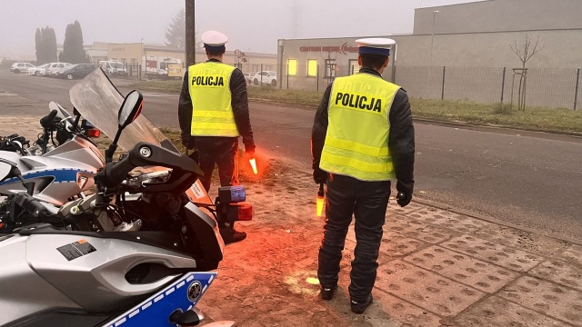 Funkcjonariusze stargardzkiej drogówki dostali zgłoszenie o agresywnej jeździe jednego z kierowców, który zajeżdżał drogę innym uczestnikom ruchu. Uszkodził też jeden z zaparkowanych pojazdów.