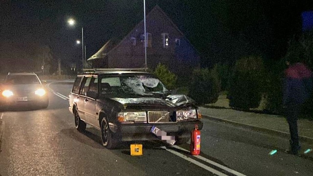 Do zderzenia samochodu Volvo z bykiem doszło na drodze w miejscowości Sikory. Samochodem osobowym podróżowała matka z dzieckiem.