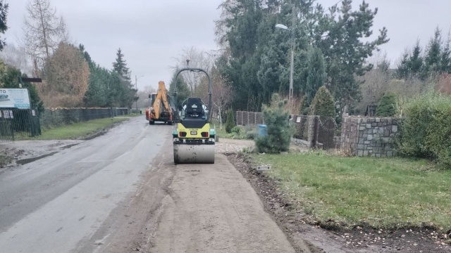 Ważna wiadomość dla kierowców pokonujących trasy powiatu polickiego. Rozpoczęły się prace nad utwardzaniem pobocza na drodze między Warzymicami a Będargowem.