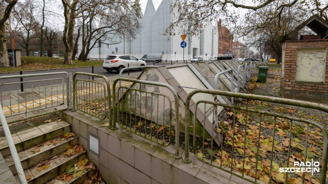 Miasto nie zamierza remontować nieczynnej od lat miejskiej toalety na pl. Hołdu Pruskiego.