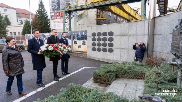 Uroczyste złożenie kwiatów pod tablicą Ofiarom Grudnia 70 - tak politycy Koalicji Obywatelskiej z regionu upamiętnili rocznicę wybuchu stanu wojennego.