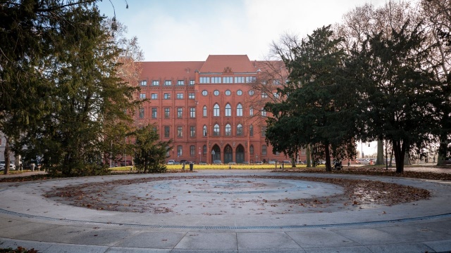 Odnowiona architektura i dodatkowe nasadzenia - m.in. platany - pojawiły się na skwerze przed Czerwonym Ratuszem w Szczecinie. Oficjalnie zakończył się remont placu Batorego.