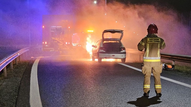 Zablokowany jest zjazd z Drogi Ekspresowej S6 na S11 pod Koszalinem. Doszło tam do pożaru samochodu osobowego.