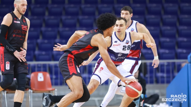 Koszykarze Kinga przegrali w Szczecinie w sobotę z Czarnymi Słupsk 68:79 w 10. kolejce rozgrywek Orlen Basket Ligi.