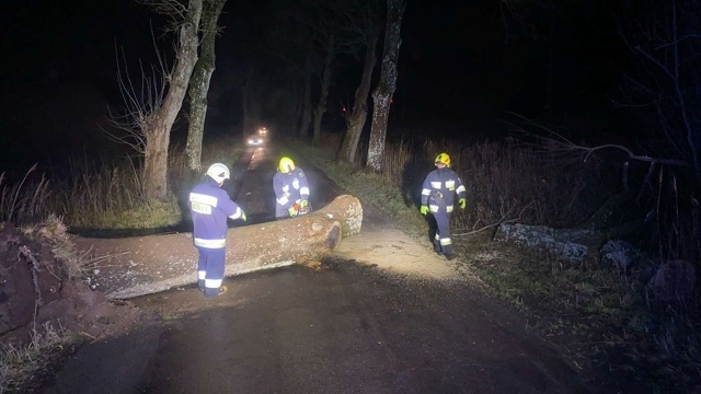 Wieje i wiać będzie przez cały dzień. Wiatr osiągać może prędkość do 85 kmh, a nad morzem nawet do 100 kmh.