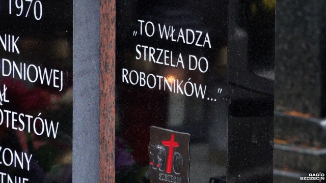 Najbliższa rodzina i przedstawiciele szczecińskiego Instytutu Pamięci Narodowej oddali cześć ofiarom grudnia 70 roku. Na grobach bohaterów tamtych wydarzeń zapalili znicze i złożyli kwiaty.