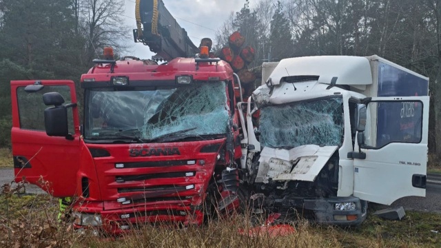 Wypadek na drodze wojewódzkiej nr 163. Zderzyły się dwa samochody ciężarowe.