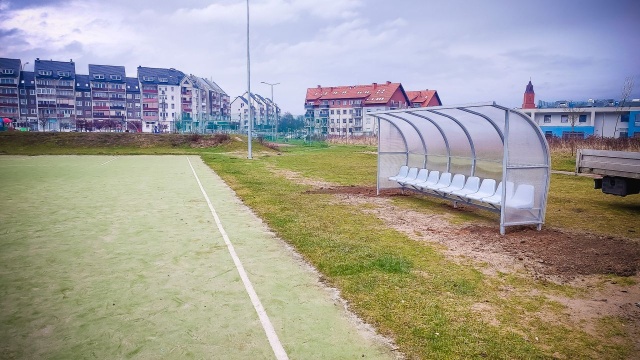 Piłkarze mają gdzie schronić się przed deszczem lub wiatrem na boisku na osiedlu Pyrzyckim w Stargardzie.