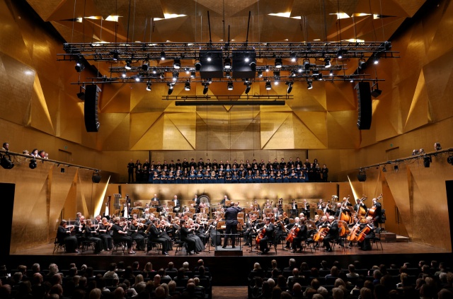 Około dwu artystów na scenie - Chór Politechniki Morskiej w Szczecinie i Orkiestra Symfoniczna Filharmonii im. Mieczysława Karłowicza. W Złotej Sali zabrzmiały: Carol Symphony Victora Hely-Hutchinsona, Dziadek do orzechów Piotra Czajkowskiego i pieśni świąteczne Johna Williamsa z filmu Kevin sam w domu.