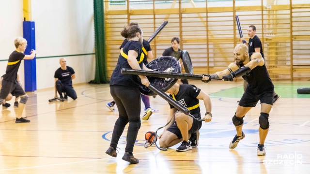 Szczecinianie spróbowali w niedzielę swoich sił w juggera. To nietypowy sport zespołowy, który łączy dynamikę rugby z elementami szermierki.