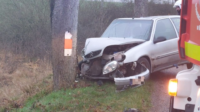 Wypadek na drodze między Karlinem a Gościnem. W okolicach miejscowości Kowańcz samochód osobowy uderzył w drzewo.