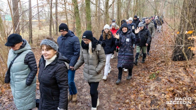 Takich ciekawostek na próżno szukać w podręcznikach. Mieszkańcy szczecińskiego osiedla Kijewo ubrani w ciepłe kurtki, z termosami w dłoniach wybrali się na spacer szlakiem tajemniczych miejsc na skraju Puszczy Bukowej.