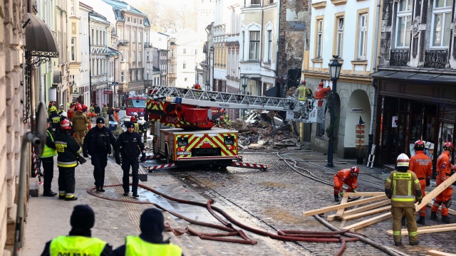 Straż zakończyła akcję przeszukiwania miejsca katastrofy w Cieszynie. Przed północą spod gruzów wydobyto ciała dwóch poszukiwanych osób.