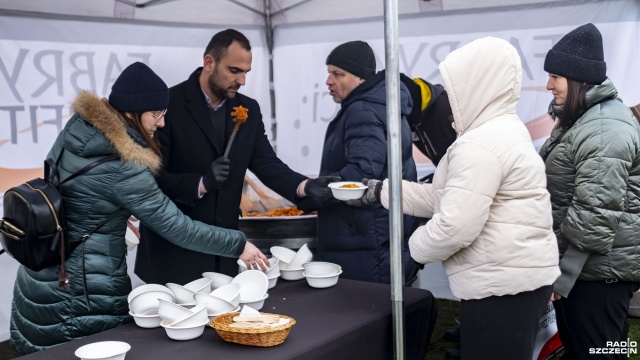 Zabawa sylwestrowa w stylu włoskim nie ustaje w Międzyzdrojach. Była już zumba, animacje dla dzieci i wielkie gotowanie spaghetti. Kulminacyjny punkt imprezy jednak jeszcze przed nami.