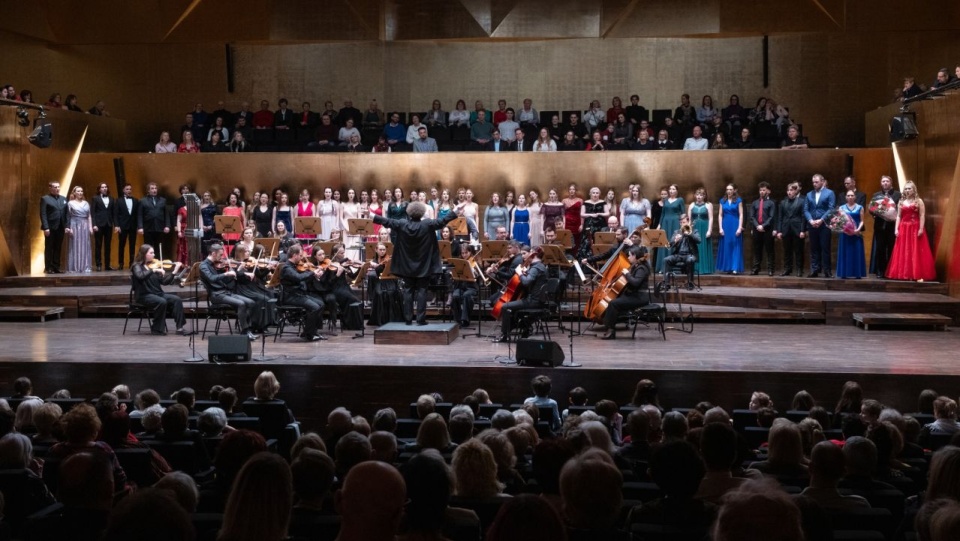 Wszyscy artyści Koncertu kolęd w Filharmonii im. Mieczysława Karłowicza w Szczecinie. Fot. Dariusz Gorajski