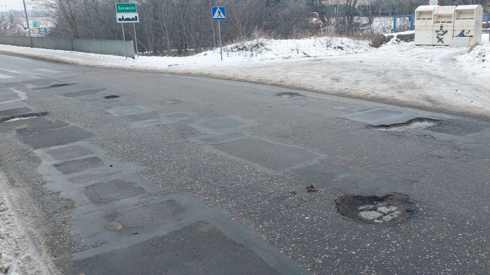 Źle jest m.in. w Ustowie, wyrwy mają tam po kilkadziesiąt centymetrów szerokości. Fot. Słuchacz, pan Sławomir