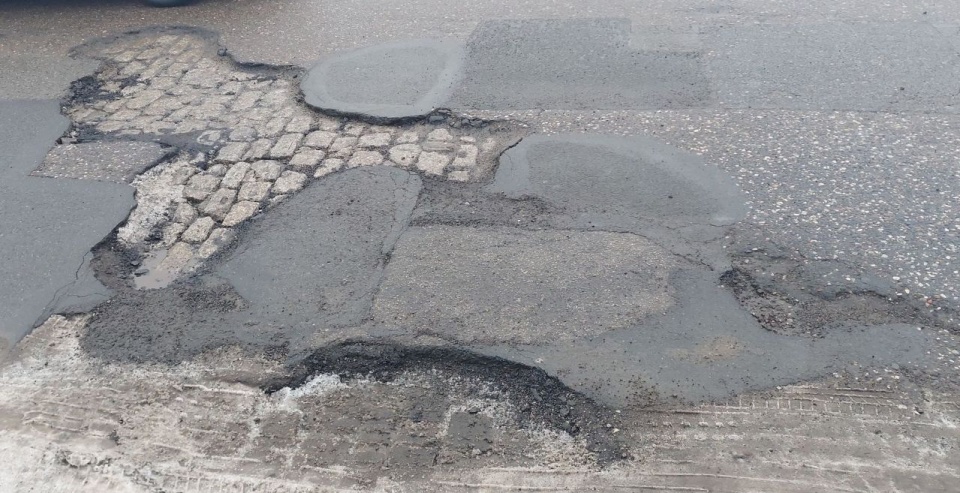 Źle jest m.in. w Ustowie, wyrwy mają tam po kilkadziesiąt centymetrów szerokości. Fot. Słuchacz, pan Sławomir