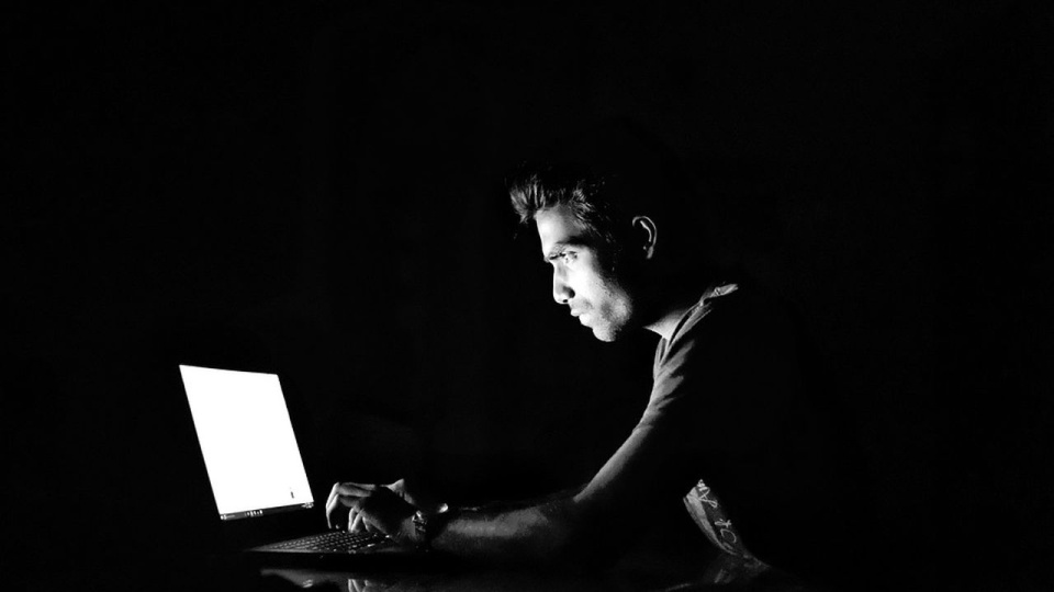 Domena, z której wysłano e-mail łudząco przypominała PUE ZUS, ale widniała tam jako PUO. źródło: https://pixabay.com/pl/2903156/iAmMrRob/CC0 - domena publiczna