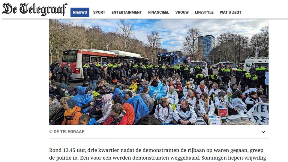 Aktywiści w ramach protestu przeciwko dopłatom do paliw kopalnych zablokowali autostradę A12 w centrum Hagi, w pobliżu parlamentu i kilku kluczowych ministerstw. źródło: https://www.telegraaf.nl