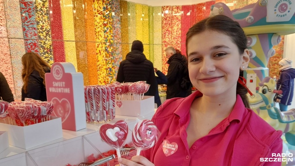 Zakochanych par, przyjaciół, czy po prostu tych, którzy kochają morze, w całym mieście nie brakuje. Fot. Joanna Maraszek [Radio Szczecin]